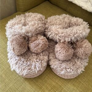 Cozy Tan Women's Slippers with Pom Poms Size S/M